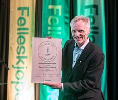 Terje Romsaas med det fysiske beviset på at han er tildelt Landbrukets bærekraftpris 2023. (Foto: Håvard Simonsen)