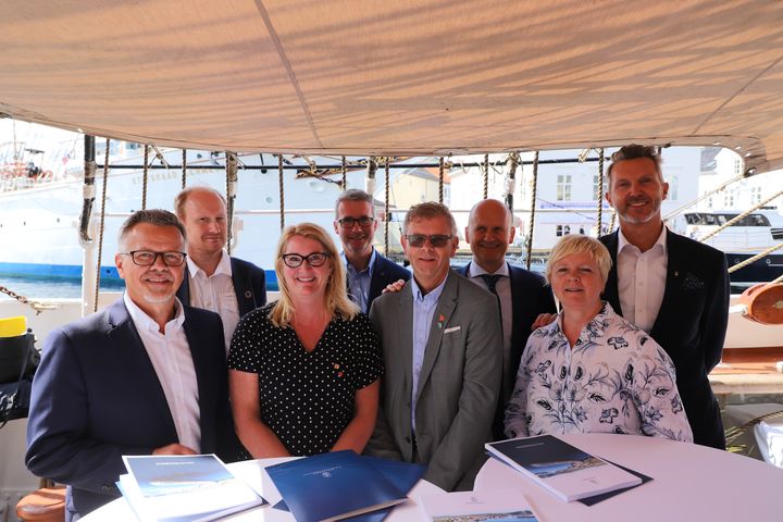Underteikning av avtaler på fullriggaren Sørlandet under Arendalsuka. Frå venstre: Jostein Fjærestad (Vestland), Kristian Thowsen (Viken), Gro Bråten (Aust-Agder), Jan Sivert Jøsendal (Vestfold og Telemark), Terje Damman (Vest-Agder), Rune Hogsnes (Vestfold), Solveig Ege Tengesdal (Rogaland) og kystdirektør Einar Vik Arset. (Foto: Olav Helge Matvik/Kystverket)