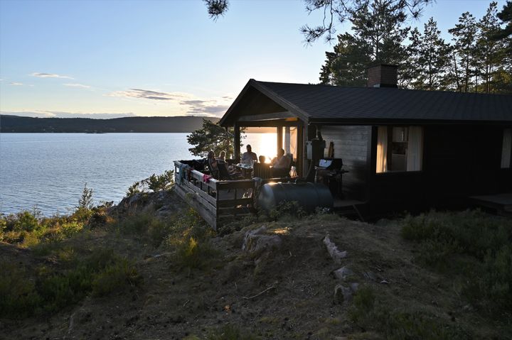 Sommerkveld på hytta Sydnes på Lågøya. FOTO: Kyrre Hurum