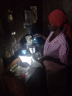 Solcellelys hos familie i Uganda. Foto Daglig leder Care4 starving children i Uganda.