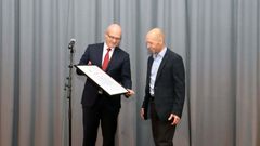 Generalsekretær Nils Einar Aas overrekker prisen til Remi Småland, daglig leder i Bergen Klatreklubb. Foto: Sofie Torlei Olsen