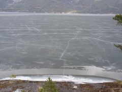Mørk våris som en absolutt ikke bør begi seg ut på. Isen er full av vann og vertikale strukturer med dårlig binding. Bildet er fra Eikeren. Foto: Ånund Kvambekk, NVE