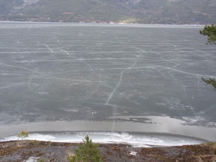 Mørk våris som en absolutt ikke bør begi seg ut på. Isen er full av vann og vertikale strukturer med dårlig binding. Bildet er fra Eikeren. Foto: Ånund Kvambekk, NVE