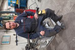 MISTET FINGER: Industriarbeider Kent Erik Thorvaldsen fikk tommelen kuttet av og høyre hånd lemlestet under en sagulykke for noen år siden. - Jeg betalte dyrt fordi jeg slurvet med bruk av verneutstyr, sier Thorvaldsen i dag. FOTO: SKYDDA