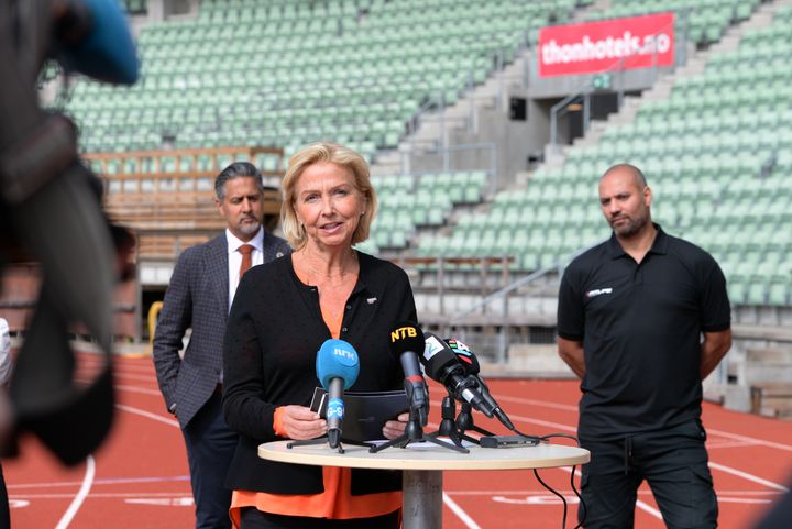 Idrettspresident Berit Kjøll på Bislett stadion mandag, hvor hun og kulturminister Abid Q. Raja mottok en rapport om rasisme i idretten. I bakgrunnen er Raja (til venstre) og Marco Elsafadi, leder av arbeidsgruppen.