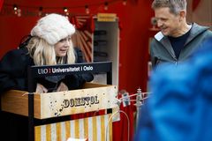 Fra et tidligere forskningstorg i Oslo. Det er ikke torg i Oslo i år på grunn av smittevernhensyn, men det er sju andre torg rundt om i landet, i tillegg til at skoler flere steder får minitorg rett til egen skole. Foto: Forskningsdagene/Bård Gudim.