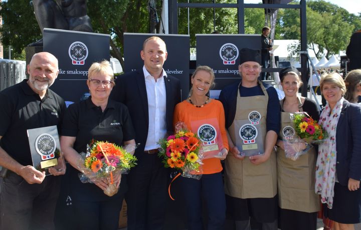 Fra venstre: Sigurd Avdem og Åse Haugstad (Avdem Gårsdsysteri), Statsråd Jon Georg Dale, Tine Hammernes Leopold (Salma), Knut Ødegaard og Ragnhild Mobæk (Stølsvidda), Nina Sundqvist (Adm dir Matmerk)