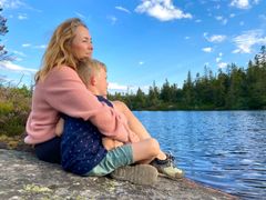 MORO FOR BARNA: Skal familien på tur i sommer finnes det flere apper som kan holde dere i aktivitet. Hva med å prøve DNTs aktivitetsapp for barn, eller være med på stolpejakten? Foto: Friluftsflokken/Oliver Halvorsrød