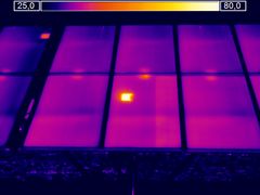 Dette bildet viser en typisk termisk signatur som forteller at det er en feil i solcellepanelet. Foto: ITS