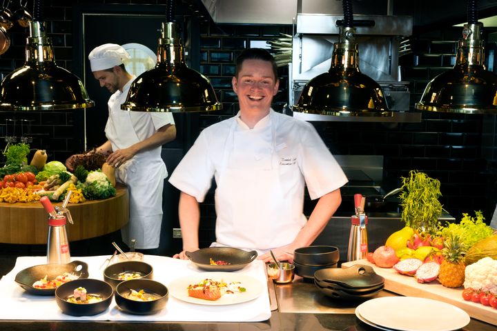 VANT ARKTISK KOKK 2018: Daniel Andreas Lind jobber som kjøkkensjef ved Thon Hotel Nordlys i Bodø. Foto: thonhotels.no