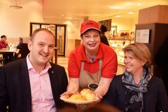 Jon Georg Dale (Landbruks- og matminister), Signe Nydal (Signes raspeballer) og Nina Sundqvist (Matmerk) foto Matmerk