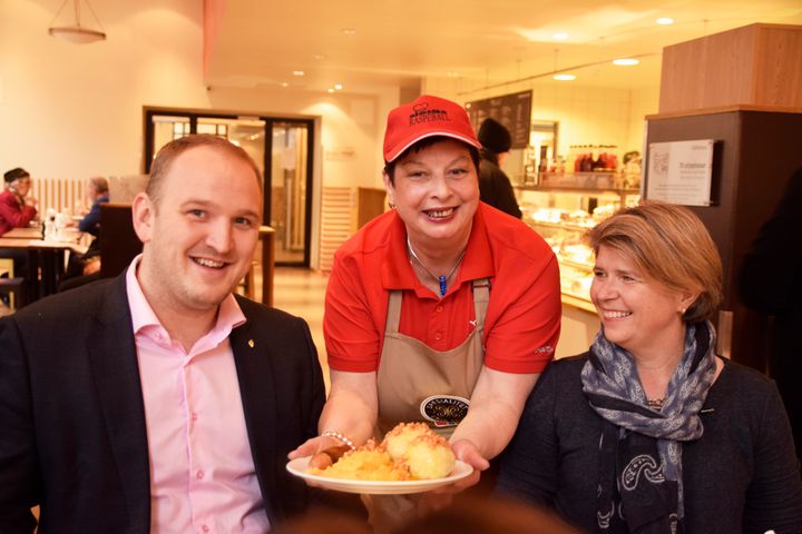 Jon Georg Dale (Landbruks- og matminister), Signe Nydal (Signes raspeballer) og Nina Sundqvist (Matmerk) foto Matmerk