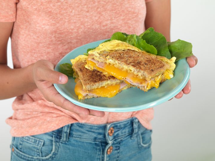 Fliptoast med egg, ost og skinke er en populær oppskrift, som også er næringsrik mat for barn i vekst. Foto: MatPrat.