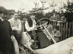 Mercedes Jellinek (1889 til 1929), på en Mercedes Grand-Prix racerbil fra 1906. Fra samlingen utgitt i 2012 fra Mercedes-Benz Classic arkivene.