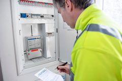 Norges vassdrags- og energidirektorat har bestemt at alle de gamle strømmålerne skal byttes ut med nye, automatiske.