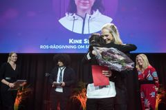 Ane Dahl Torp gratulerer prisvinner Kine Sliper