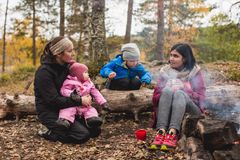 BÅLKOS: Det er hyggelig å samles rundt bålet. Bruk gjerne en eksisterende bålplass og husk å slukke bålet før dere drar hjem. Foto: Joe Urrutia