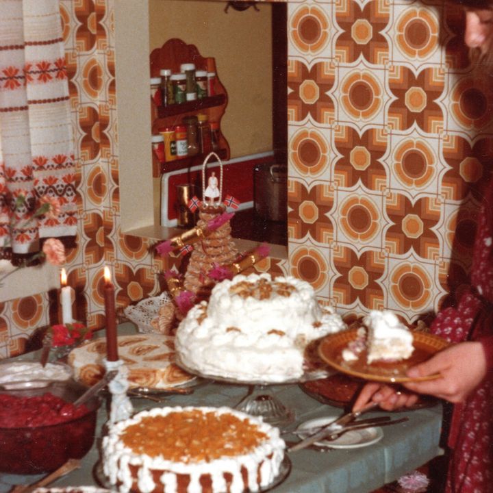 Kakebord til konfirmasjon. Bildet er tatt i Laksevåg i 1979 og er delt av Tove-Janita Kringstad. Fotograf: Oddny Kringstad (1929-2019). Opphavsrett www.produktav.no