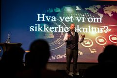 ULIKE VERKTØY: Kai Roer er forskningssjef i KnowBe4 og opptatt av hvordan ulike verktøy kan tas i bruk for å gi opplæring i IT-sikkerhet. Foto: Katrine Lunke
