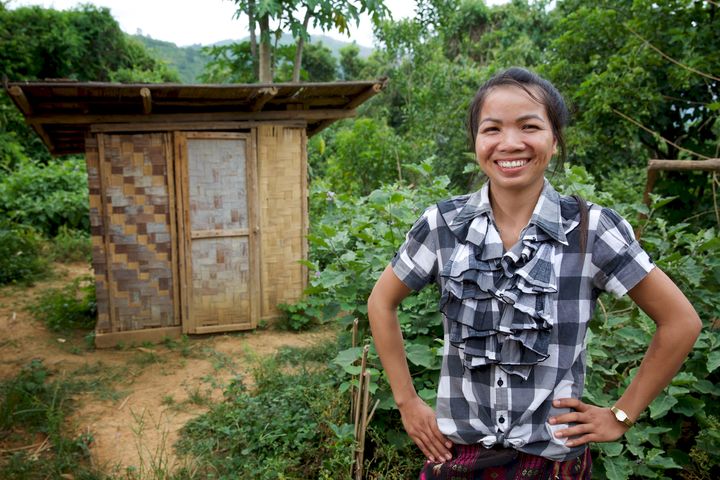 22 år gamle Noy fra Laos hadde ikke toalett i landsbyen sin før inntil tre år siden. Før det gjorde folk i fra seg hvor som helst i naturen. I dag er hun veldig glad de har tilgang til en ordentlig do.