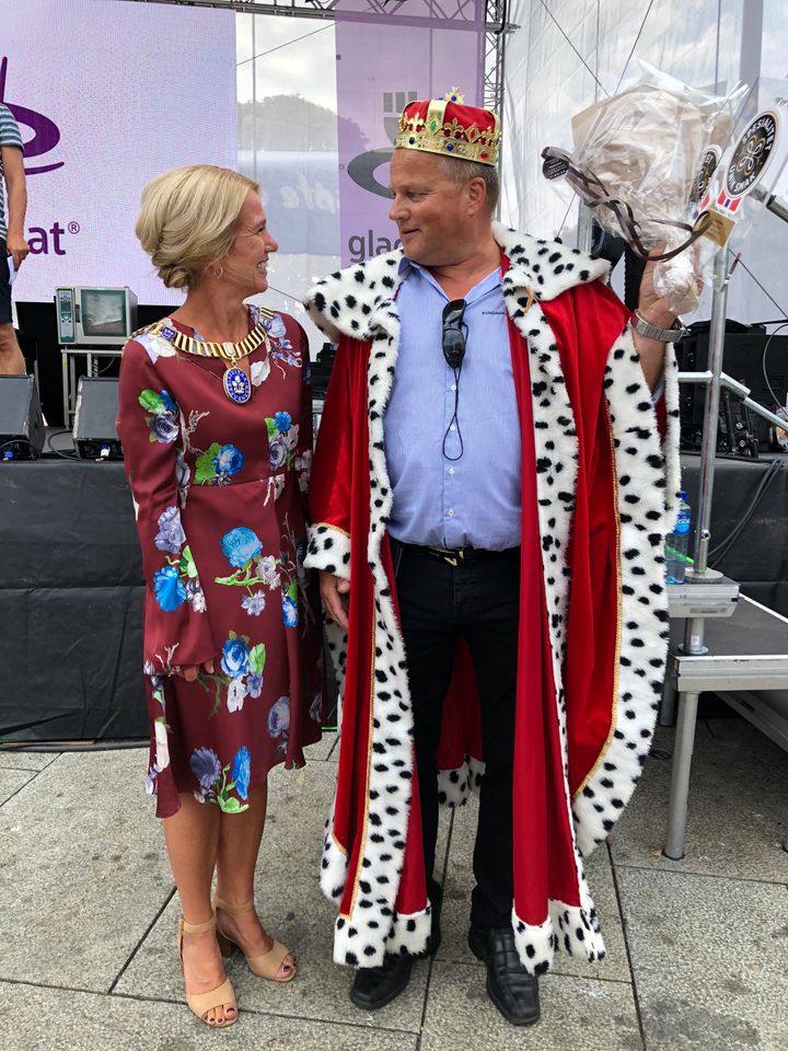 Mikal Viga fra Mikals laks får Spesialitet-merket fra ordfører i Stavanger Christine Sagen Helgø. Foto Matmerk