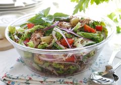 Quinoasalat med agurk og rabarbra er et sprekt forslag til en salatmiddag.