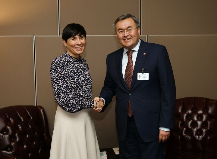 Utenriksministrene Mukhtar Tileuberdi (Kasakhstan) og Ine Marie Eriksen Søreide (Norge) på FNs generalforsamling. New York, september 2019.