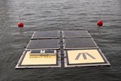 Sunlit Sea sitt flytende solcelleanlegg skal ligge ved Honnørbrygga ut mai måned.