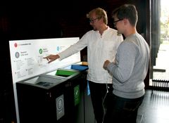 Studentene Terje Bryne (t.v.)  og Jens Skavdal forsøker UiOs nye kildesortering.