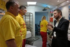 Næringsminister Torbjørn Røe Isaksen besøker Bolleland på Espa i juni 2019. Foto: NFD