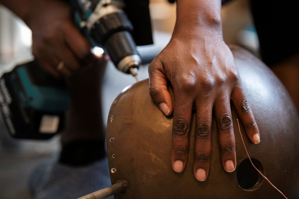 Detalj av verket «På leting etter Mukamusaba – En eksperimentell opera» under produksjon (2025)