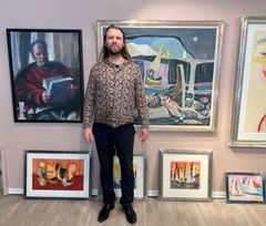 Aune Sand med kunstverk fra broren, faren og samboeren i pop up-utstillingen i Hamar sentrum. Foto: Visit Mjøsa