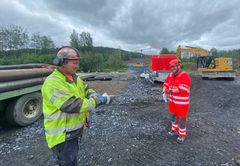 Geir Arne Kåsin hos underentreprenøreren Entreprenørservice er en av de som ikke har skadet seg under anleggsarbeidet på rv. 4 på Hadeland. Det er byggeleder Tor Iver Steig i Statens vegvesen meget godt fornøyd med.