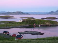 Fleinvær, der landbasert oppdrett har ødelagt kystnatur. Foto: Kathryn James/CC BY-SA 2.0