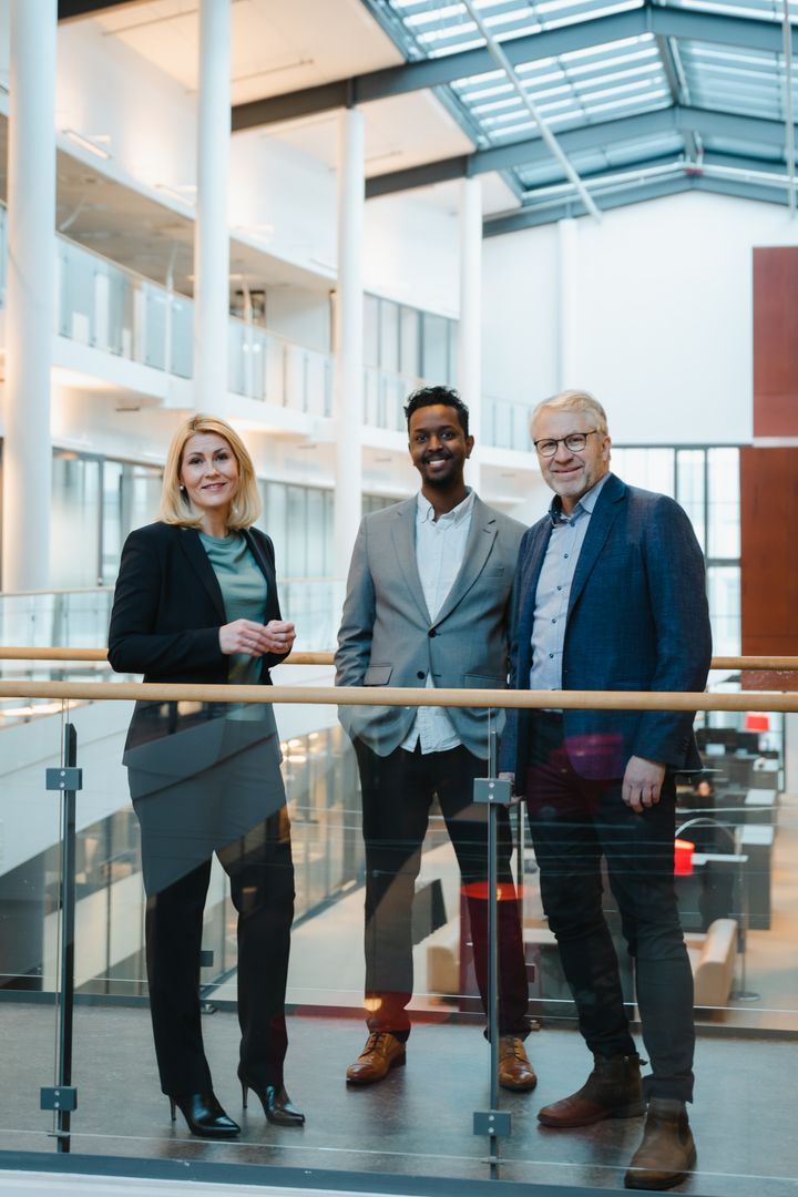 Kristine Dahl Steidel, administrerende direktør i Microsoft Norge, Ahmed Hassan, daglig leder i Amesto Aces og Ståle Stokke, markedskontakt NAV St. Hanshaugen, er stolte over det nye samarbeidet.