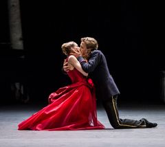 Eugenie Skilnand som Anna Karenina og Douwe Dekkers som Vronskij (2016). Foto: Erik Berg