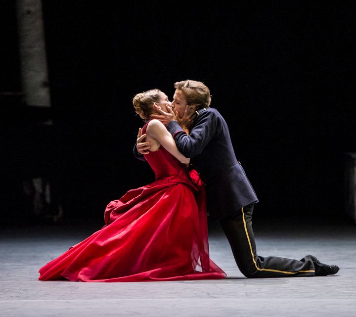 Eugenie Skilnand som Anna Karenina og Douwe Dekkers som Vronskij (2016). Foto: Erik Berg