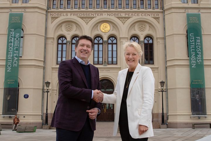 Ole Robert Reitan og Kjersti Fløgstad foran Fredssenteret. Foto: Ulrik Rolfsen