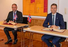 Ambassadør Richard Wood og samferdselsminister Knut Arild Hareide. (Foto: Kjell Brataas/SD)