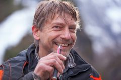 Odda: Tor Steinar Tveit er svogeren til Thord, og elsker bilberging. Tor Steinar er lett å få øye på da e-sigaretten alltid er med. Foto: National Geographic Channel.