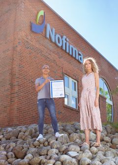 Carlo C. Lazado og Elisabeth Ytteborg med diplomet, som de fikk tildelt like før den formelle overrekkelsen på Zoom under Norecopas årsmøte tirsdag. Foto: Joe Urrutia © Nofima.