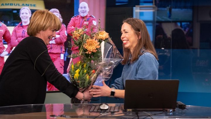 Prisen ble overrakt på NRKs språkdag, til en intetanende Helga Bones. (Foto: Bernt Olsen/NRK)