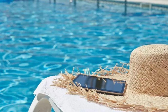 PÅ NETT: Smarttelefonen er like viktig som solkrem og badetøy for mange av oss i ferien.