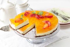 Kjempegod ostekake med appelsiner. Lag den ferdig hjemme før du drar på påskeferie.