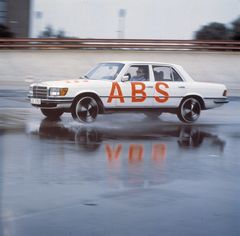 1978 – Blokkeringsfrie bremser (ABS) markerer en milepæl i aktiv sikkerhet