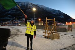 Statssekretær Johan Vasara fikk gi det grønne signalet så godstoget kunne "klippe" snora til Narvikterminalen. Foto: Marianne Henriksen Bane NOR