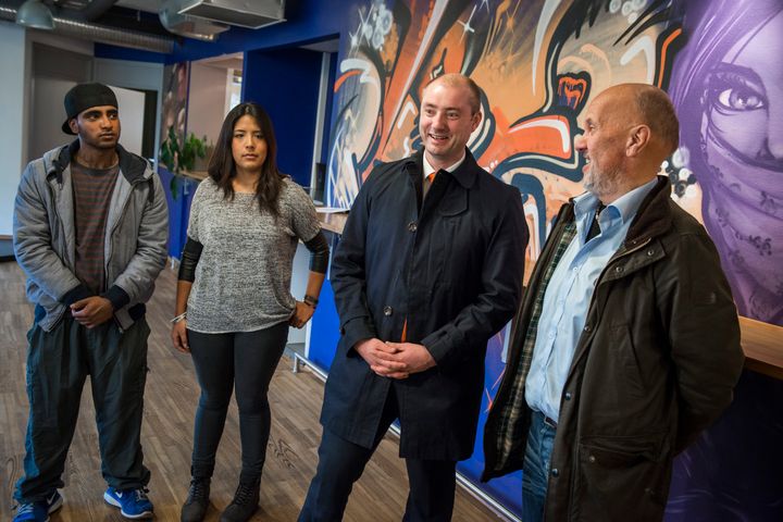 Arbeids- og sosialminister Robert Eriksson på besøk hos Pøbelprosjektet (Eddi Eidsvåg til høyre)