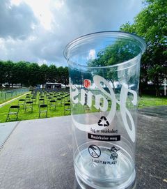 Plastkrusene er laget i PET-plast, og resirkuleres som plastflasker. I løpet av sommeren ble det samlet inn over 1,4 millioner av dem. Foto: Bergen Live.