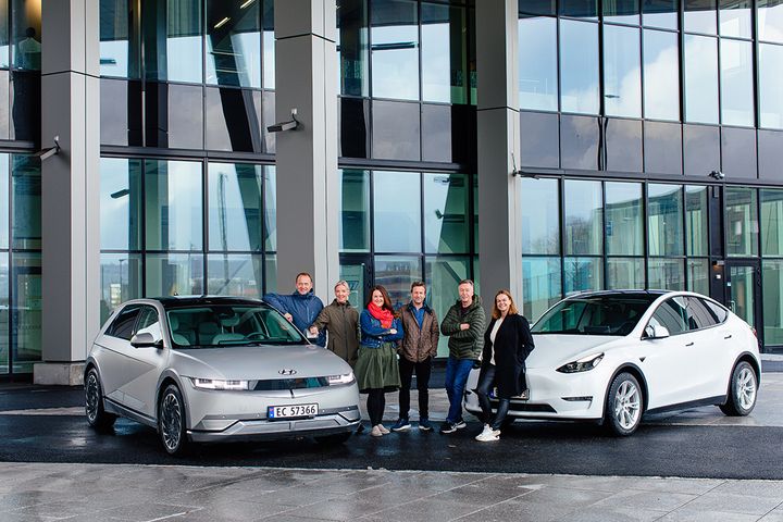 DOMMEN: Juryen som har kåret Årets beste bilkjøp er Marianne Søhagen (fra høyre), Audun Bergerud, Øivind A. Monn-Iversen, Anette Berve, Ulrica Risberg og Peter Raaum. (FOTO: Geir Anders Rybakken Ørslien)