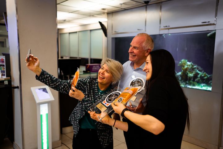 Smil! Nina Sundqvist, direktør i Matmerk (t.v.) foreviger øyeblikket med Roy Martin Øyjord og Jurgita Folkedal fra Skakkelaks. Foto: Ottar Jenssen / Haugalandkonferansen